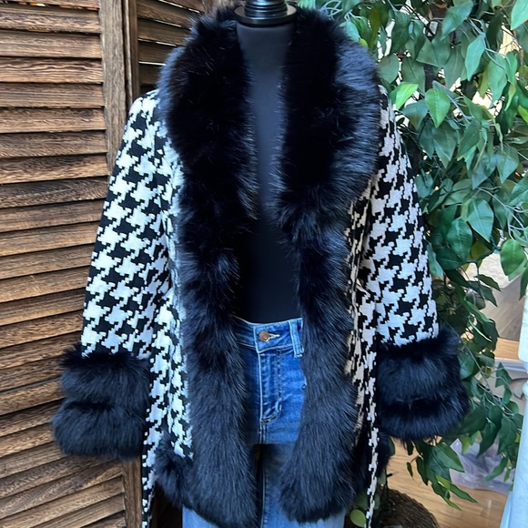 STUNNING Houndstooth Faux Fur collar & cuffs Belted Coat! It’s simply BEAUTIFUL! - Picture 5 of 16
